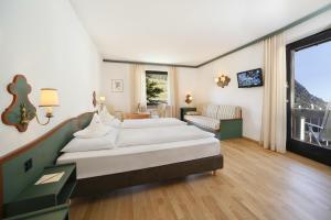 Postel nebo postele na pokoji v ubytování Parkhotel Tirolerhof