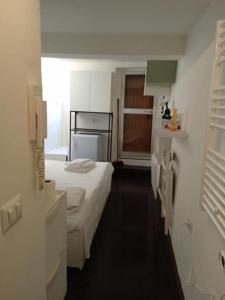 Gallery image of piccolo monolocale con angolo cottura in Parma