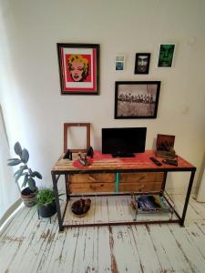A television and/or entertainment centre at Covaleda naturazleza y relax