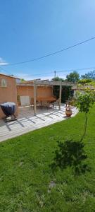 d'une terrasse avec une table de pique-nique et une table. dans l'établissement Chez Isa et JP, à Soulac-sur-Mer