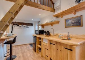 eine Küche mit Holzschränken und einer Arbeitsplatte in der Unterkunft The Hayloft in Nawton