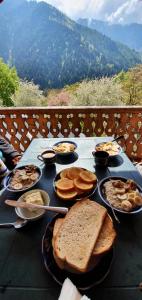 un tavolo con pane tostato e pane e altro cibo sopra di Guesthouse in Utsera a Utsera
