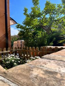 una cerca de madera junto a un patio con flores en Le sorelle gemelle B&B, en Teramo