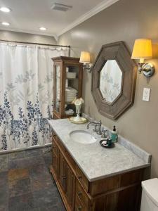 Ένα μπάνιο στο Elegant 6 Bedroom Home in Heart of Memphis
