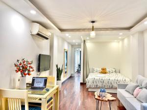 Una televisión o centro de entretenimiento en Vitamin Home Hoè Nhai