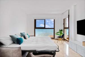Schlafzimmer mit einem Bett und Meerblick in der Unterkunft Almar Suite in Altea