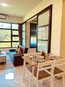 sala de estar con mesa y sofá en Maison life 小居屋 Jesselton Quay CityPads, en Kota Kinabalu