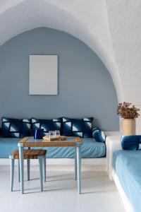 ein Wohnzimmer mit Sofa und Tisch in der Unterkunft Masseria Borgo San Marco in Fasano
