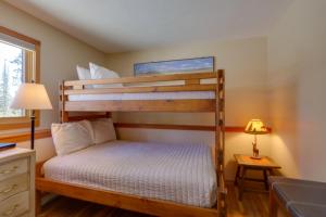 a bedroom with two bunk beds in a house at Silverthorne Condo Patio, Mtn Views, Pool Access! in Silverthorne +31 photos