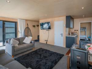 Area tempat duduk di The Rear Deckhouse - Whangamata Holiday Home