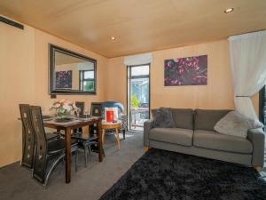 Area tempat duduk di The Rear Deckhouse - Whangamata Holiday Home