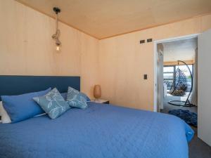 Giường trong phòng chung tại The Rear Deckhouse - Whangamata Holiday Home