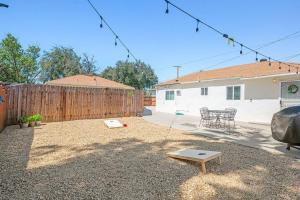 un patio trasero con una valla de madera, una mesa y una mesa en Tita's Casita, en San Bernardino
