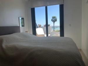 Zdjęcie z galerii obiektu Beachfront penthouse with sunroof w mieście Arenales del Sol