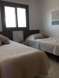 Zdjęcie z galerii obiektu Beachfront penthouse with sunroof w mieście Arenales del Sol +17 zdjęć