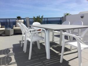 Zdjęcie z galerii obiektu Beachfront penthouse with sunroof w mieście Arenales del Sol