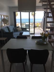 Zdjęcie z galerii obiektu Beachfront penthouse with sunroof w mieście Arenales del Sol