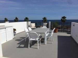 Zdjęcie z galerii obiektu Beachfront penthouse with sunroof w mieście Arenales del Sol