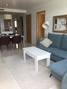 Zdjęcie z galerii obiektu Beachfront penthouse with sunroof w mieście Arenales del Sol