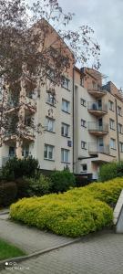 un gran edificio de apartamentos frente a un edificio en Apartament Krośnieńska, en Rzeszów
