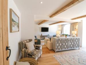 a living room with a couch and chairs at Lakeside Lodge in Wolverhampton