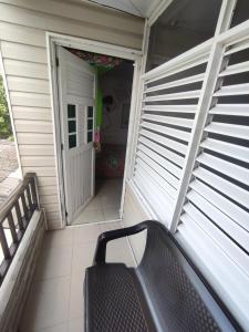 un porche con un banco frente a una puerta en Jackson House Inn, en San Andrés