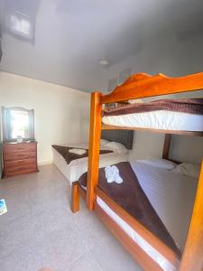 托盧的住宿－Hostal El Danubio Tolu，一间卧室配有两张双层床和镜子