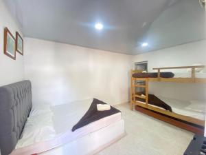 מיטה או מיטות קומותיים בחדר ב-Hostal El Danubio Tolu