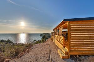 Holzhütte mit Blick auf das Wasser in der Unterkunft Serenity Mobile House in Drage