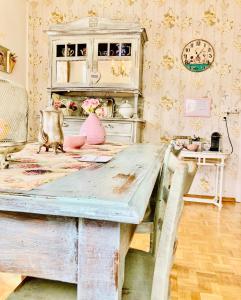 jadalnia z drewnianym stołem i pokój z tapetą w obiekcie Casa Angiolina - Holidays w mieście Morcote