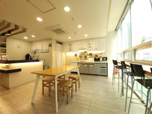 首爾的住宿－OYO明洞旅館1，一个带木桌和椅子的大厨房