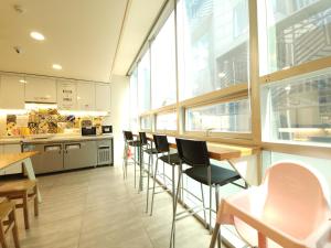 Кухня або міні-кухня у OYO Hostel Myeongdong 1 +37 фото