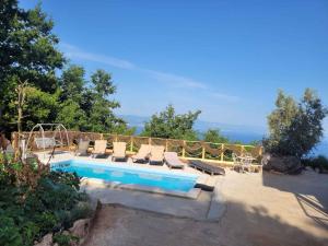 Bazén v ubytovaní Apartment in Liganj 35553 alebo v jeho blízkosti