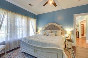 1 dormitorio con 1 cama grande y paredes azules en The Inn on Second - Jackson Family Home!, en Jackson