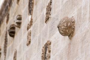 un objeto de piedra a un lado de un edificio en PALMYRA BOUTIQUE HOTEL, en Sanlıurfa