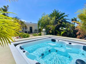 Bazén v ubytovaní Casa Boticaria, bonito Paraíso Privado con jardín y Jacuzzi. alebo v jeho blízkosti