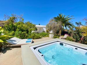 Bazén v ubytovaní Casa Boticaria, bonito Paraíso Privado con jardín y Jacuzzi. alebo v jeho blízkosti