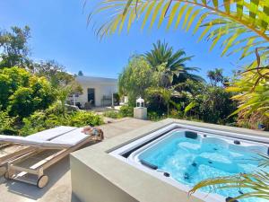 Bazén v ubytovaní Casa Boticaria, bonito Paraíso Privado con jardín y Jacuzzi. alebo v jeho blízkosti