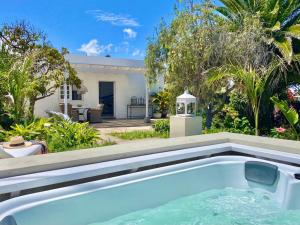 Bazén v ubytovaní Casa Boticaria, bonito Paraíso Privado con jardín y Jacuzzi. alebo v jeho blízkosti