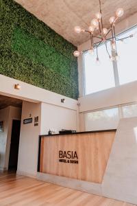 un vestíbulo de una oficina de bsa con recepción en Basia Hotel & Sushi en San Carlos de Bariloche