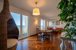 un salon avec une table et une salle à manger dans l'établissement Eco di Mare - Apartment, à Polignano a Mare