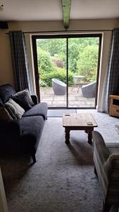 ein Wohnzimmer mit einem Sofa und einem Couchtisch in der Unterkunft Osprey Meadow Holiday Cottages in Bedale