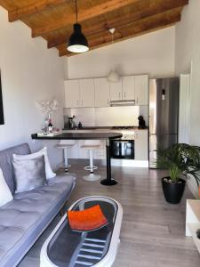 sala de estar con sofá y cocina en Villa Daita 1, en Granadilla de Abona