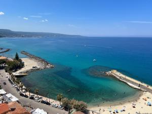 una vista aérea de la playa y del océano en Casa Murat, en Pizzo