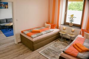 a small bedroom with a bed and a window at Charmante & Gemütliche Wohnung in Solingen