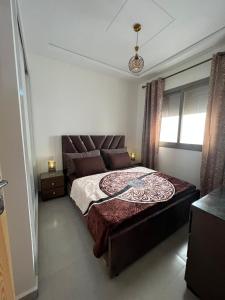 ein Schlafzimmer mit einem großen Bett in einem Zimmer in der Unterkunft Appartement Irena neuf à 5 min de la plage in Saidia 