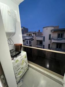 einen Balkon mit Stadtblick in der Unterkunft Appartement Irena neuf à 5 min de la plage in Saidia 