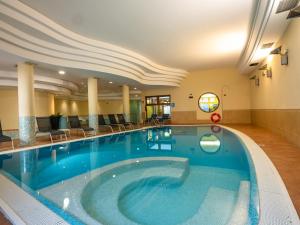 een groot zwembad in een hotelkamer bij Active Hotel Paradiso & Golf in Peschiera del Garda
