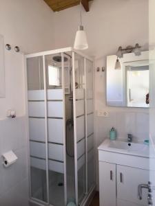 uma casa de banho com um chuveiro e um lavatório. em Villa Daita 1 em Granadilla de Abona