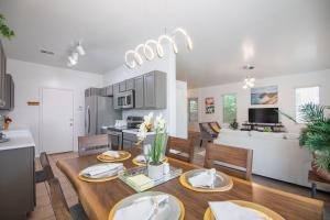 cocina y sala de estar con mesa y sillas en Stylish Home Phoenix - Low Rates NOW!, en Phoenix